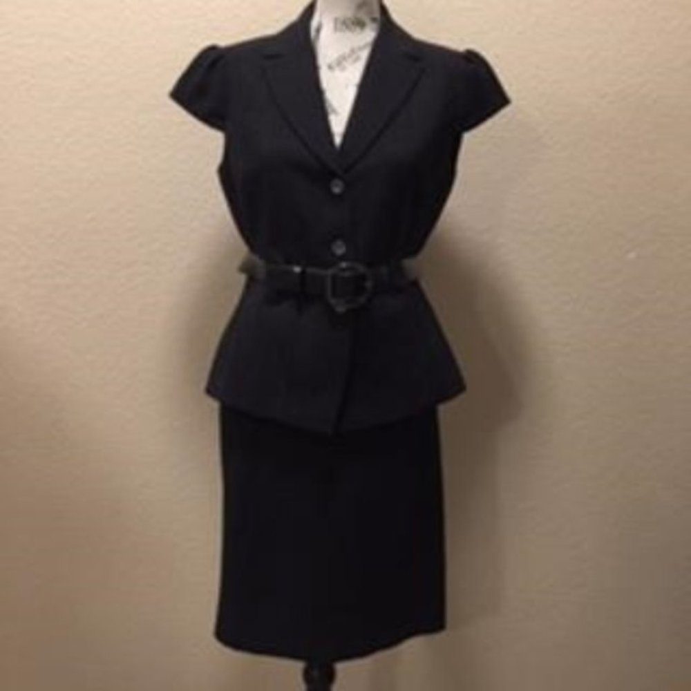 Tahari Black & White Pinstripe Two Piece Woman Suit Size 8P